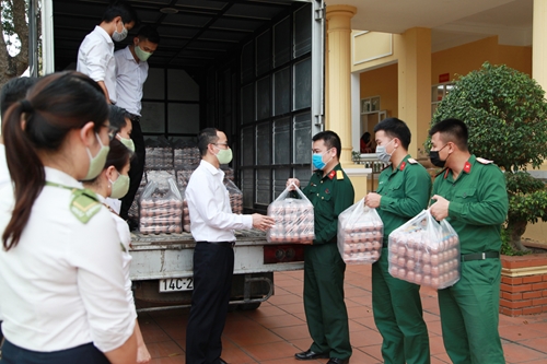 Vietcombank Hạ Long ủng hộ 10 000 quả trứng cho khu cách ly Trường Quân sự tỉnh Quảng Ninh