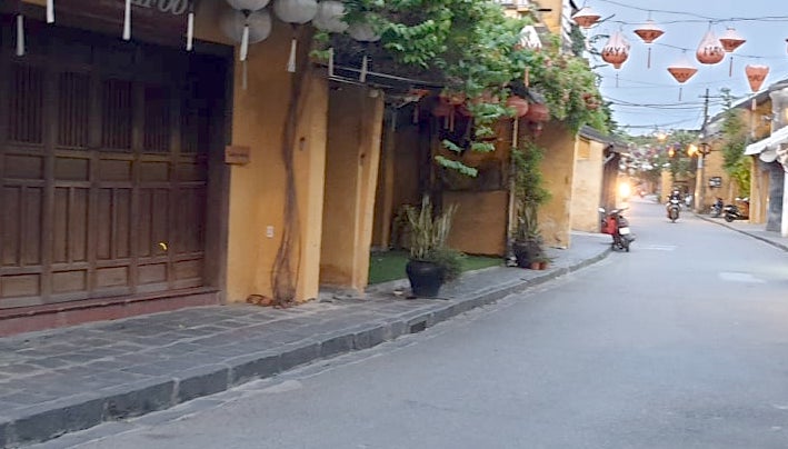 Hội An: Hội An là một trong những địa điểm du lịch hấp dẫn nhất ở Việt Nam với kiến trúc cổ kính và văn hóa đa dạng. Xem hình ảnh về Hội An để nhận ra sự tuyệt vời và độc đáo của thành phố này.