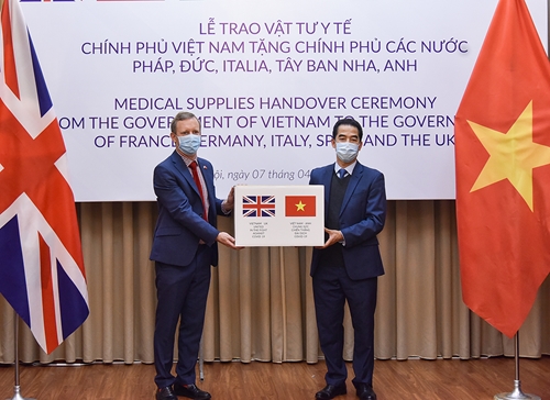 Việt Nam tặng các nước châu Âu hơn nửa triệu khẩu trang kháng khuẩn