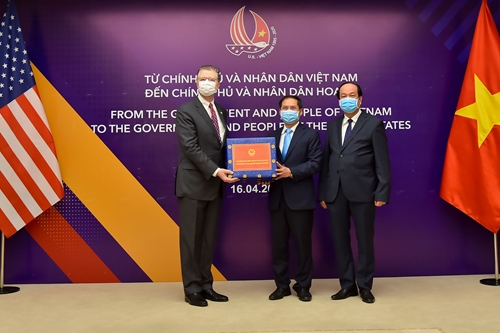 Việt Nam trao tặng vật tư y tế cho Nhật Bản và Hoa Kỳ