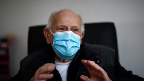 Bác sĩ 99 tuổi vẫn làm việc cứu giúp bệnh nhân COVID-19