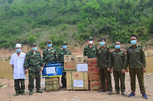 Trao tặng thiết bị, vật chất tới các đơn vị nước bạn Lào phòng, chống dịch