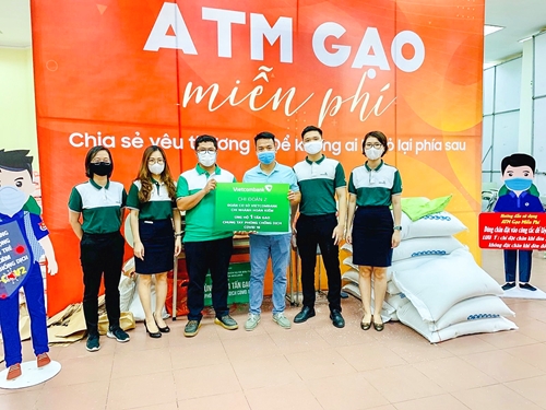 Chi đoàn 2 Đoàn cơ sở Vietcombank Hoàn Kiếm hỗ trợ người nghèo bị ảnh hưởng bởi dịch COVID-19
