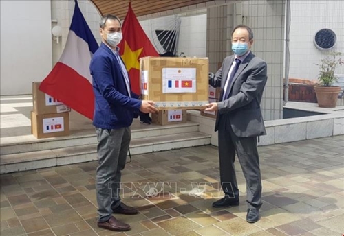Việt Nam tặng khẩu trang y tế cho các hội đoàn Pháp