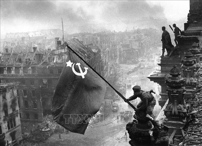 Chiến thắng Liên Xô thể hiện sự dũng cảm của người Nga trong việc chiến đấu cho độc lập và tự do của đất nước mình. Hình ảnh liên quan sẽ truyền tải thông điệp đó và thể hiện tinh thần quả cảm của các chiến sĩ Nga.