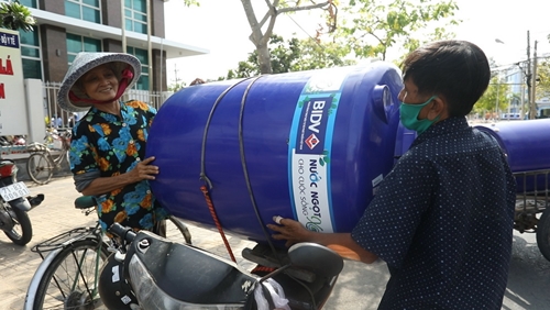 BIDV trao tặng bồn chứa nước và máy lọc nước ủng hộ đồng bào tại 5 tỉnh khu vực Đồng bằng sông Cửu Long