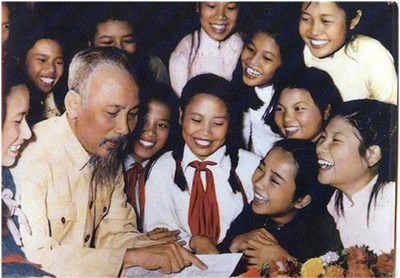 Tư tưởng Hồ Chí Minh và cách mạng Việt Nam có sự liên quan như thế nào?