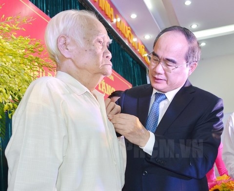 TP Hồ Chí Minh Hơn 2 400 đảng viên nhận Huy hiệu Đảng đợt 19 5 2020