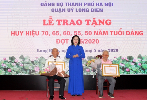 Hà Nội Gần 6 100 đảng viên được trao Huy hiệu Đảng đợt 19 5
