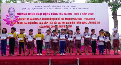 TP Hồ Chí Minh Tặng quà gia đình chính sách tại huyện Nhà Bè
