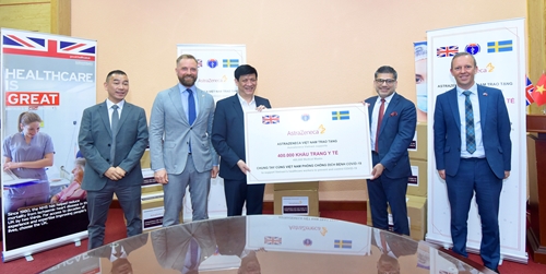 AstraZeneca Việt Nam trao tặng 400 000 khẩu trang cho Bộ Y tế