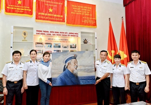 Họa sỹ Nguyễn Thu Thủy tặng tranh Bác Hồ cho Bộ Tư lệnh Hải quân