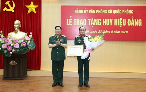 Trao tặng Huy hiệu 40 năm tuổi Đảng cho Thượng tướng Trần Đơn