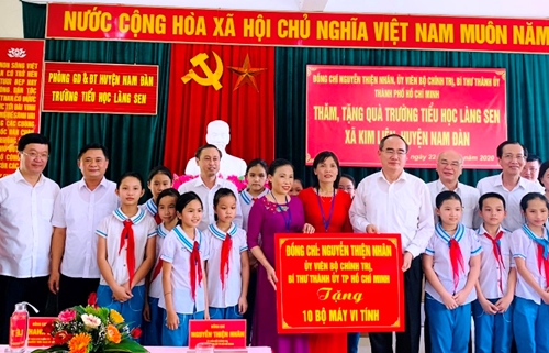 Bí thư Thành ủy TP Hồ Chí Minh Nguyễn Thiện Nhân thăm, tặng quà tại Nghệ An