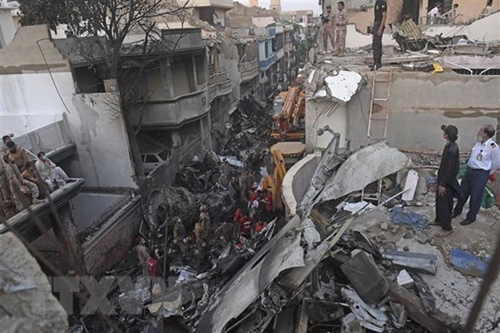 Vụ rơi máy bay ở Pakistan 97 người thiệt mạng, 2 người sống sót