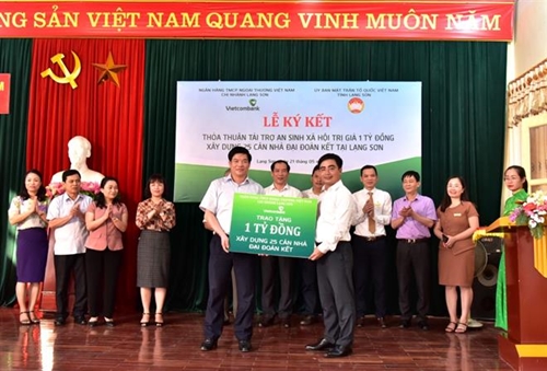 Vietcombank Lạng Sơn tài trợ 1 tỷ đồng xây dựng nhà đại đoàn kết