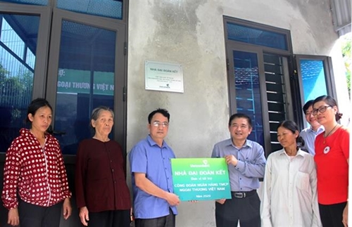 Bàn giao 11 căn nhà đại đoàn kết tại Hà Nam do Vietcombank tài trợ