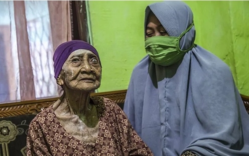 Indonesia Cụ bà 100 tuổi chiến thắng COVID-19