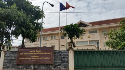 Đại sứ quán Việt Nam tại Lào tiếp tục hỗ trợ công dân có nguyện vọng về nước
