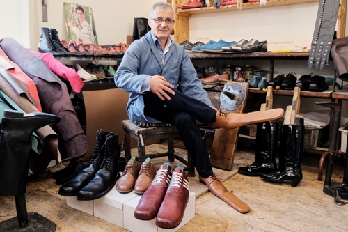 Thợ đóng giày giãn cách xã hội ở Rumani