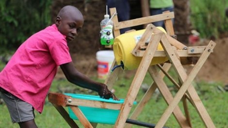 Kenya Cậu bé 9 tuổi nhận giải thưởng cống hiến vì máy rửa tay chống COVID-19