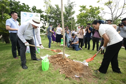 Trồng cây hữu nghị kỷ niệm 75 năm Chiến tranh Vệ quốc tại Việt Nam
