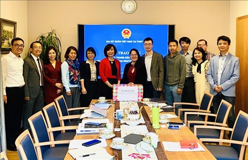 Trao tặng khẩu trang cho cộng đồng người Việt tại Thụy Sĩ