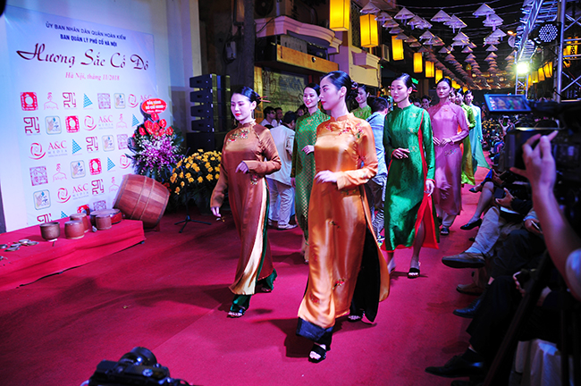 Show diễn thời trang "Ngàn năm sóng lụa tằm tơ" tại làng lụa hội an 