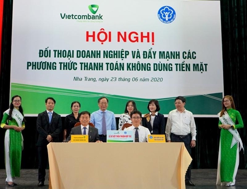 Vietcombank Khánh Hòa phối hợp phát triển các phương thức thanh toán không dùng tiền mặt