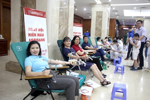 Hàng trăm đoàn viên thanh niên, cán bộ nhân viên Agribank tham gia ngày hội hiến máu tình nguyện năm 2020