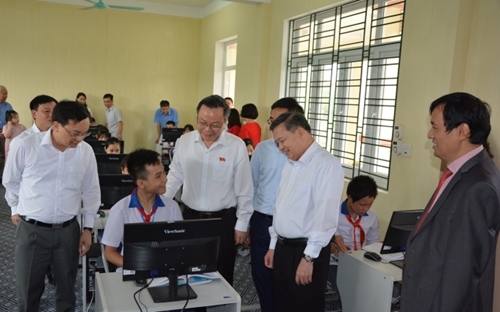 Phó Chủ tịch Quốc hội Phùng Quốc Hiển thăm Trường Tiểu học và THCS Tân Thịnh Yên Bái