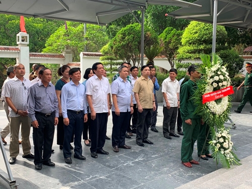 Trao tặng sổ tiết kiệm tình nghĩa cho các gia đình chính sách tại Can Lộc