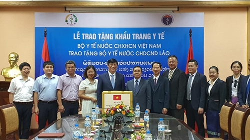Bộ Y tế Việt Nam tặng Bộ Y tế Lào 200 000 khẩu trang y tế