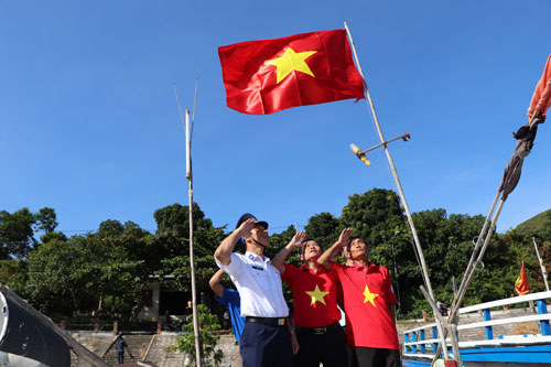 Bức hình này thực sự tuyệt vời với cờ tổ quốc được treo lên kết hợp với thiên nhiên tuyệt đẹp, tạo nên một khung cảnh hai hoà đầy ý nghĩa. Cờ tổ quốc là niềm tự hào của dân tộc Việt Nam và khẳng định cho cả thế giới thấy tình yêu và sự kiêu hãnh về quốc gia của người Việt.