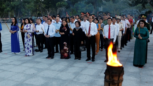 Thắp nến tri ân, tưởng niệm các anh hùng liệt sĩ tại Nghĩa trang Hàng Dương - Côn Đảo