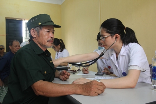 Thầy thuốc trẻ tuyến trung ương khám sức khỏe miễn phí cho thương bệnh binh, người cao tuổi