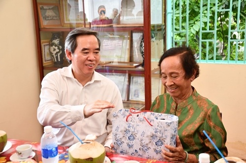 Đồng chí Nguyễn Văn Bình thăm, tặng quà các gia đình chính sách tỉnh Bến Tre