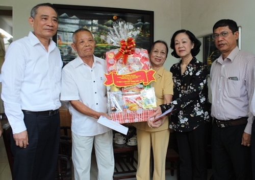 Trưởng Ban Dân vận Trung ương thăm các gia đình chính sách tại Đà Nẵng