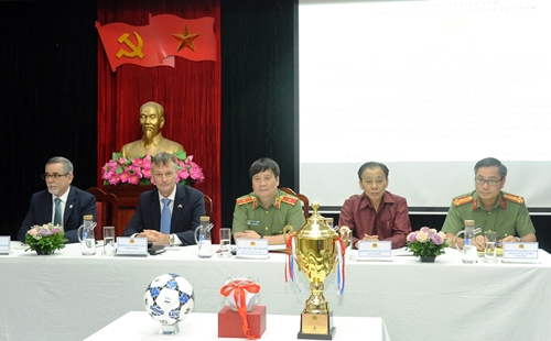 Giao hữu bóng đá quốc tế giữa Bộ Công an và đại diện cơ quan ngoại giao nước ngoài tại Việt Nam
