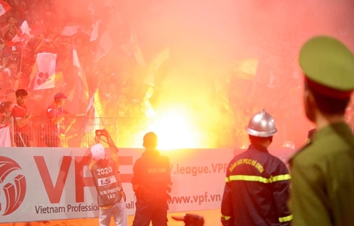 Ban tổ chức sân Hàng Đẫy và Hải Phòng FC cùng chịu án phạt vì sự cố pháo sáng