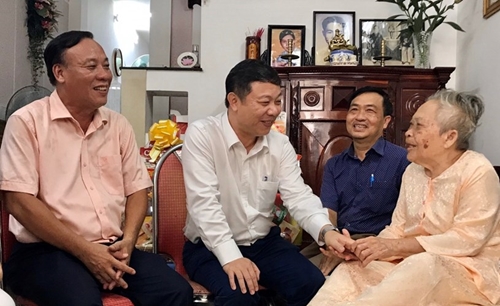 Lãnh đạo TP Hồ Chí Minh thăm gia đình chính sách
