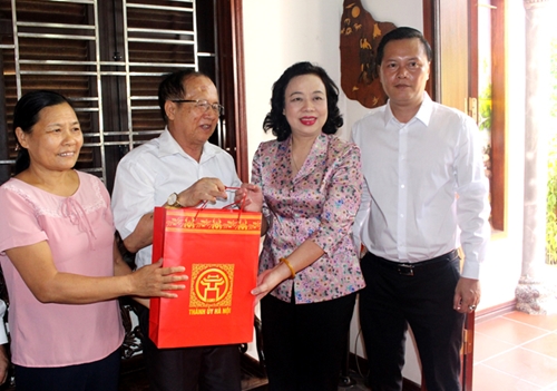Lãnh đạo Thành phố Hà Nội thăm, tặng quà gia đình chính sách tiêu biểu