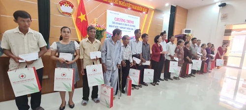 Đồng chí Trương Thị Mai tặng quà các gia đình có công cách mạng ở Quảng Nam