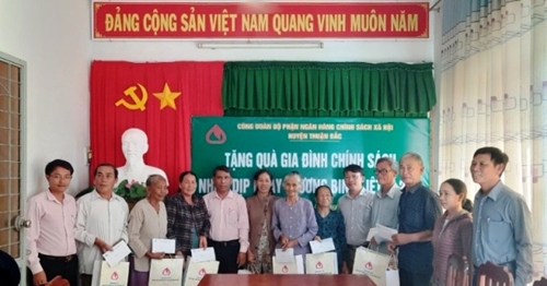 NHCSXH huyện Thuận Bắc Ninh Thuận  Thăm hỏi, tặng quà gia đình chính sách xã Bắc Phong