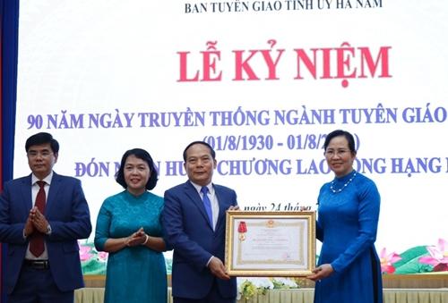 Ban Tuyên giáo Tỉnh ủy Hà Nam đón nhận Huân chương Lao động hạng Nhất