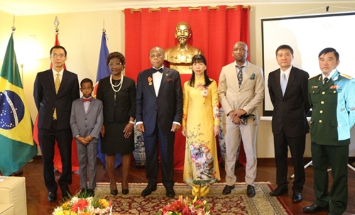 Trao tặng Huân chương Hữu nghị tặng nguyên Đại sứ Mozambique tại Việt Nam
