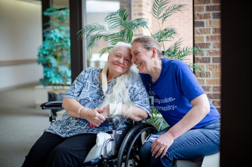 Chị em thất lạc hơn 50 năm gặp lại nhau nhờ…đại dịch COVID-19