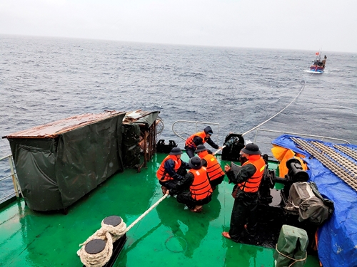 Cứu thành công tàu cá Phú Yên bị dạt trôi trên vùng biển Trường Sa