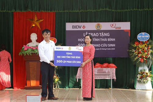 BIDV trao tặng 5000 cặp phao cứu sinh tại 10 địa phương năm 2020