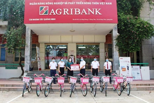 Agribank Tây Quảng Ninh trao tặng xe đạp cho học sinh nghèo, có hoàn cảnh khó khăn